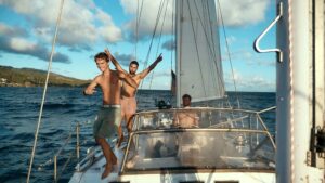 SEGELJUNGS MIT NULL AHNUNG UM DIE WELT